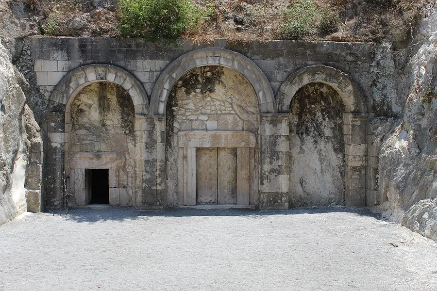 Patio de la entrada a la catacumba 14 de Bet Shearim, atribuida a Rabí Yehudá HaNasí